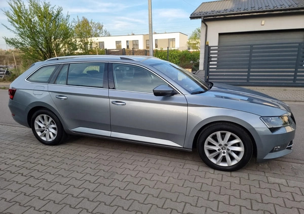 Skoda Superb cena 106899 przebieg: 72000, rok produkcji 2018 z Sosnowiec małe 742
